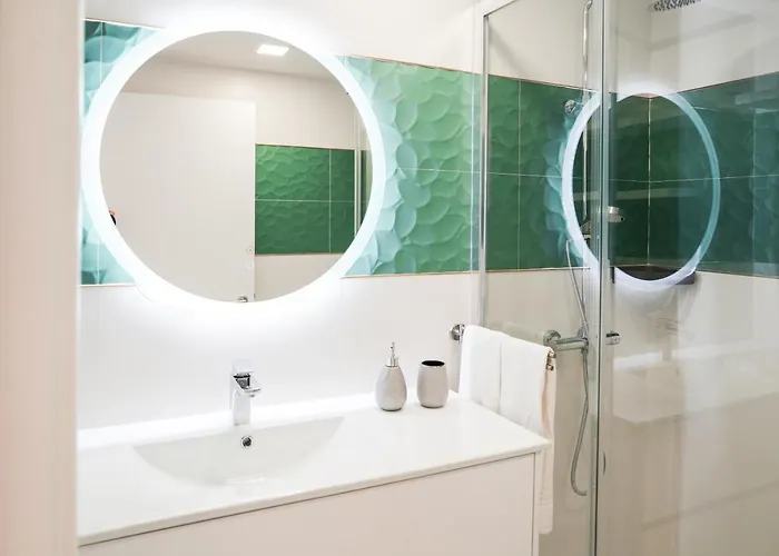 One Bedroom, 2 Mins From The *